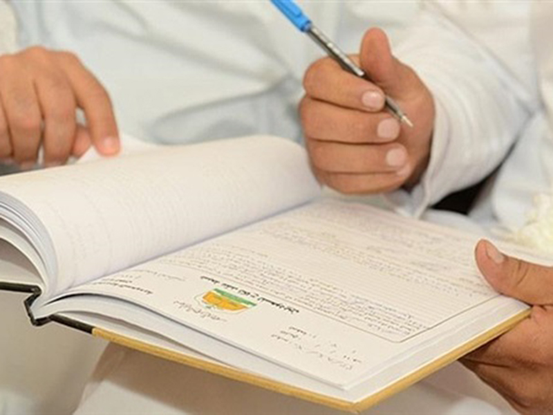 اضغط لمشاهدة الفيديو: مأذون يتعرض للضرب في حفل زفاف بسبب منديل الفرح!